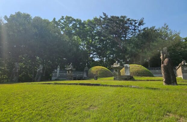 The tombs of Yeonsan-gun and Queen Lady Shin, buried side by side in Dobong-gu, Seoul