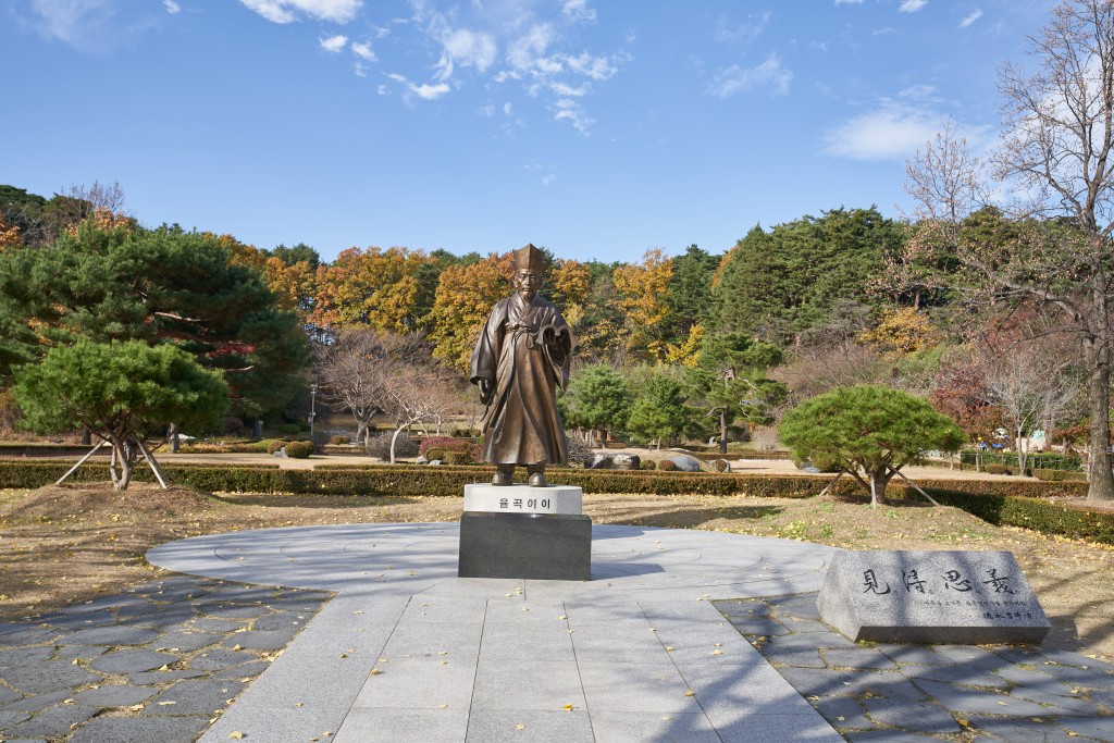 Statue of Yulgok Yi I, Korean scholar and reform-minded official